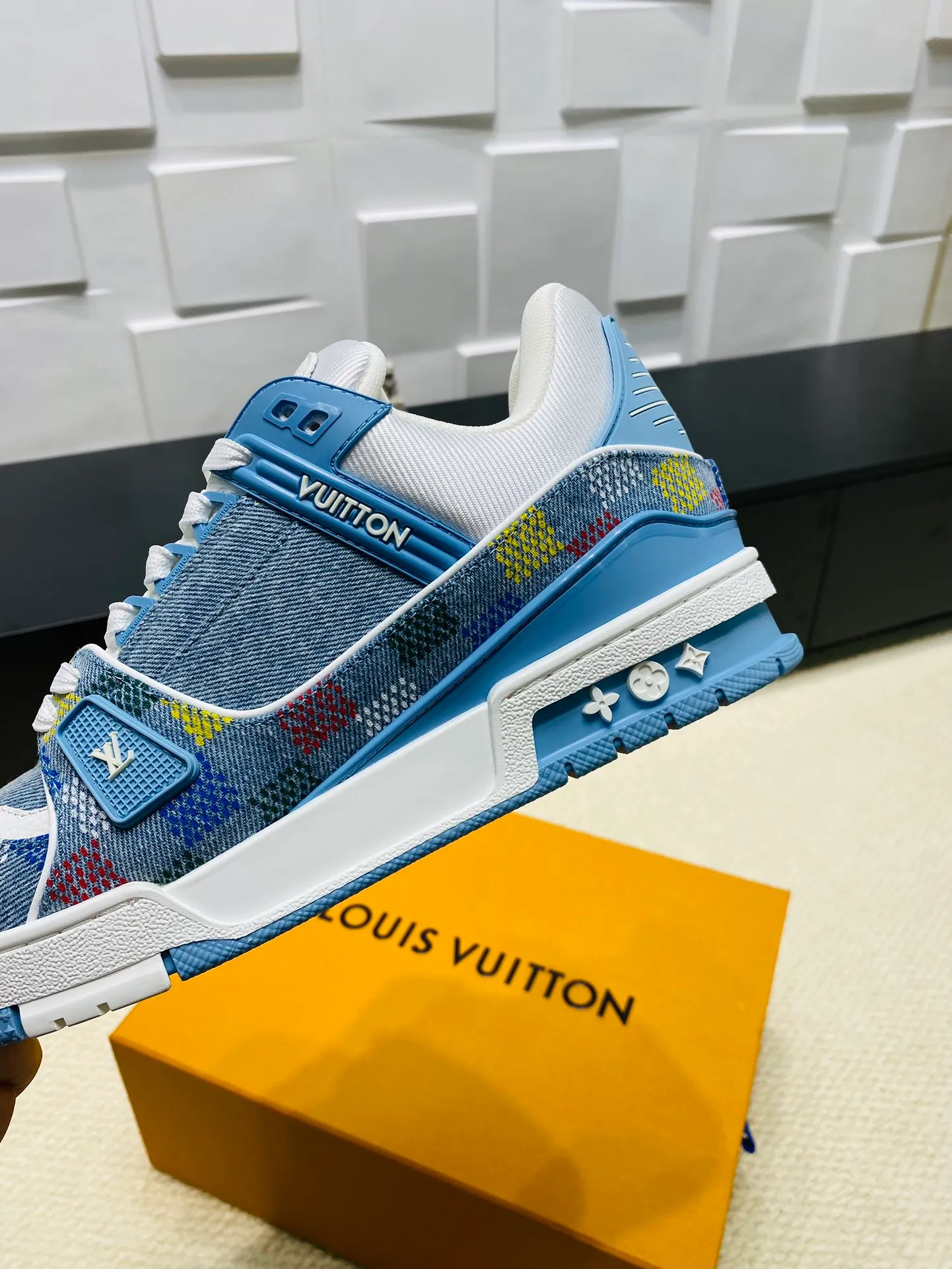 👟👟Ex-factory price 800👟👟 💰💰💰 Hot style 🆕🆕🆕𝙇𝙑 LV Louis Vuitton L House Donkey Brand Trainer Series Couple Style Casual Sports Shoes Skateboard Shoes Original Purchase Development Production Production This pair of LV Trainer sneakers are made of a blend of technical materials with waterproof properties. The meticulously crafted upper is notable for its many signature details, including Louis Vuitton and #54 in script, referencing the year 1854. Exquisite packaging at the delivery counter🛍📦 ▪️Fabrics: Original customized imported cowhide ▪️Inner lining: Original customized breathable mesh ▪️Outsole: Original open-molded non-slip TPU combination outsole ▪️Sole thickness: 3 cm ▪️Size: Women's 35-41 / Men's 38-46